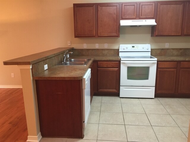 Foto del edificio - 2474 Creekfront Drive