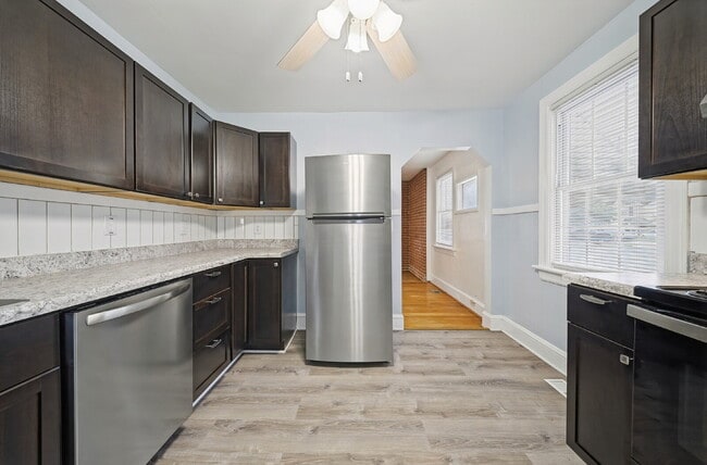 Building Photo - Updated 2-bedroom 1 bath with fenced in yard-PETS allowed-Norfolk