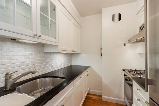 Building Photo - 20 E 68th St