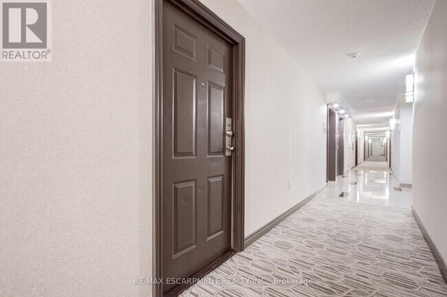 Photo du bâtiment - 1270 Maple Crossing Blvd