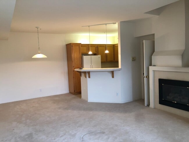 Building Photo - 1094 Esparanza Way