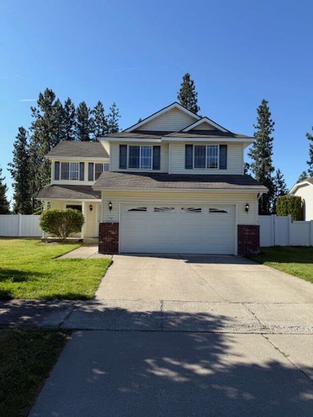 Building Photo - 4 bedroom 3 bath beautiful home with large...
