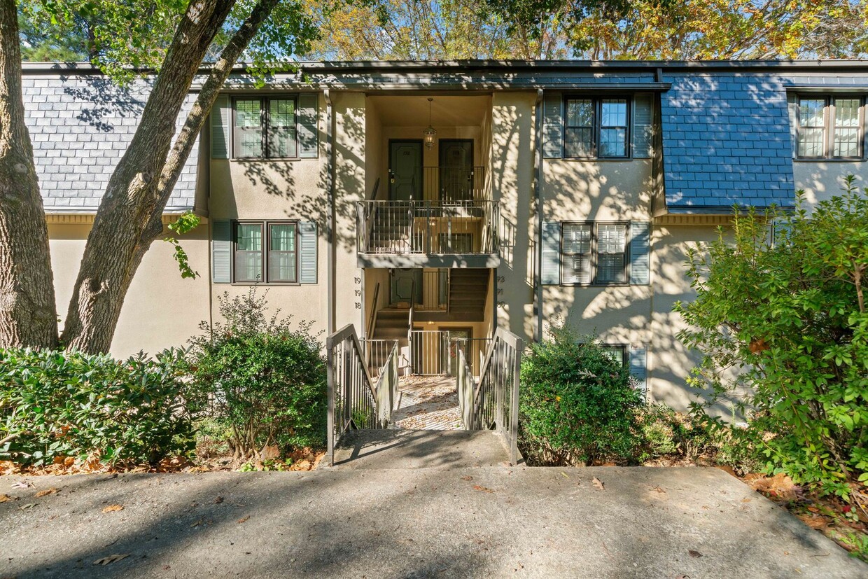 Foto principal - 2 Bed Condo Available In Cross Creek Commu...