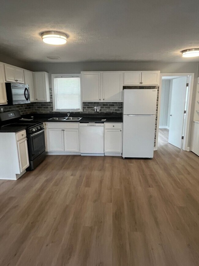 Building Photo - Gorgeous Fully Renovated 3/1!