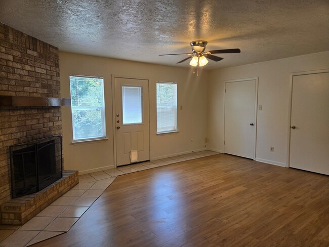Building Photo - 1204 Holik Dr