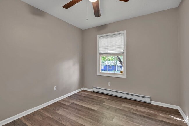 Building Photo - $2200 —Available spring semester January 2026 4 bedroom 2 bath House Student and pet friendly