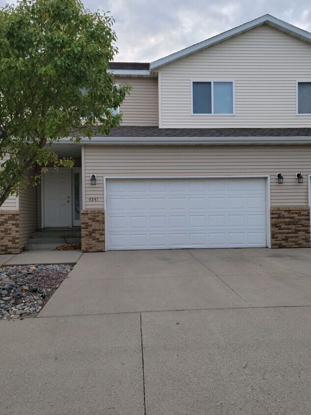 4241 Estate Dr S, Fargo, ND 58104 Townhome Rentals in Fargo ND