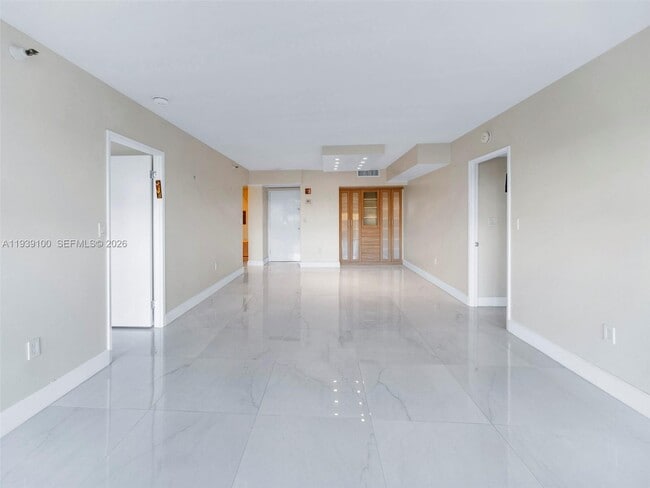 Building Photo - 20505 E Country Club Dr