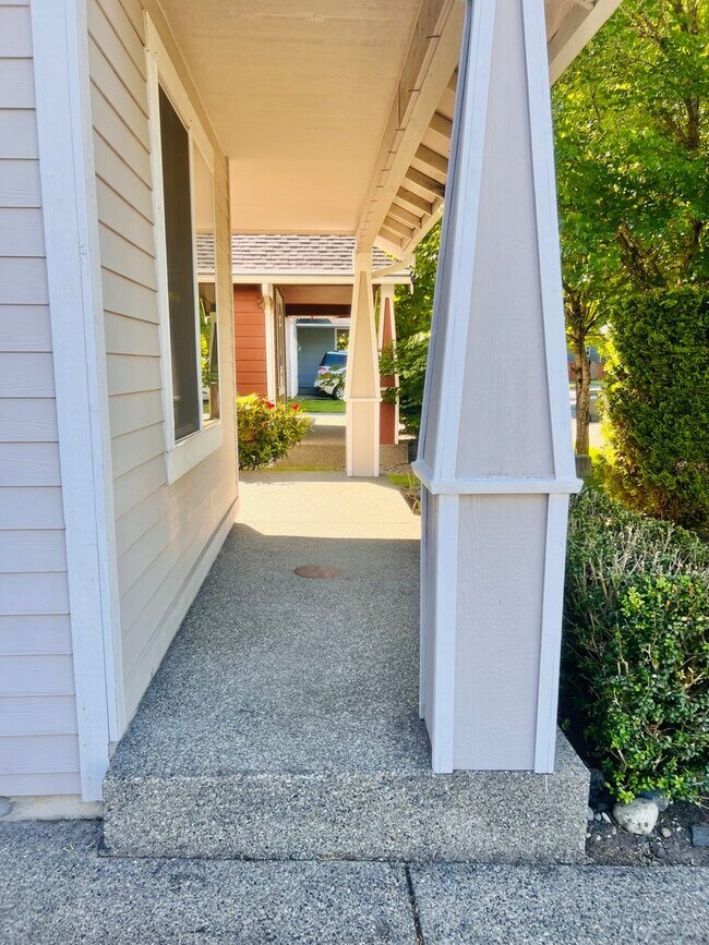 Foto del edificio - Enormous 4 Bed 2.5Bath + Bonus Room Great Lacey Neighborhood