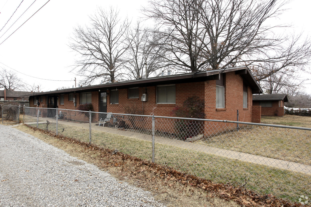 Primary Photo - Williams Apartments