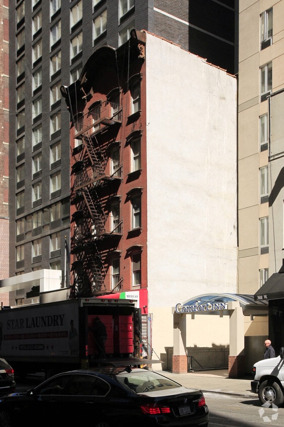 Building Photo - 307 W 39th St