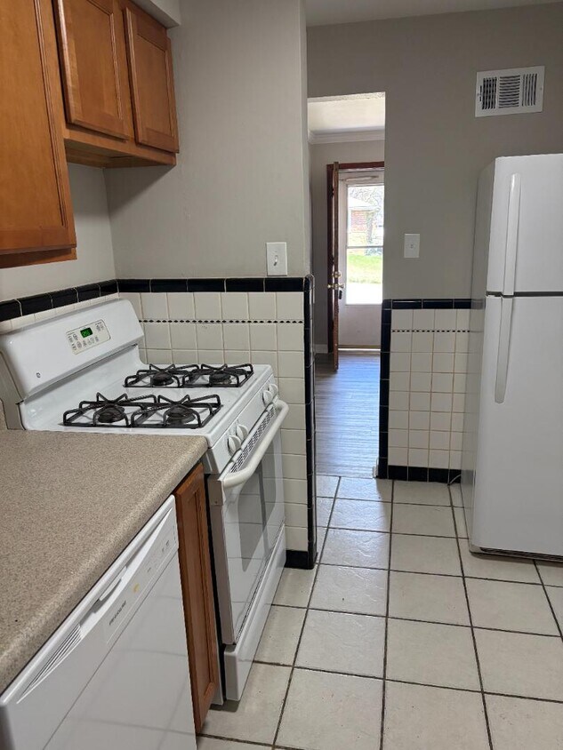 Building Photo - 1232 Forest Home Dr