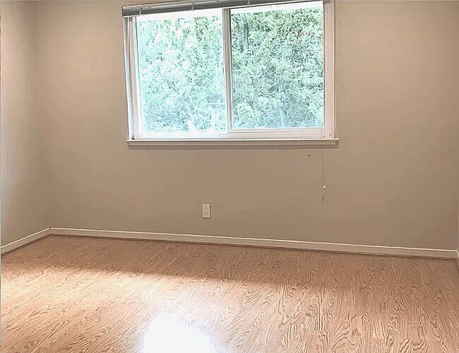 Segundo dormitorio con estantería personalizada de Elfa. - 21 Willow Rd