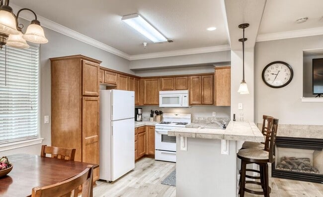 Foto del edificio - Fully Furnished 3 Bedroom / 2.5 Bath Two Story Home