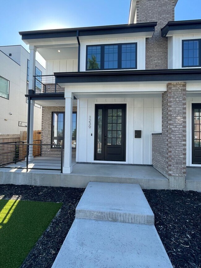 Foto del edificio - Luxurious 6-Bedroom Haven South of Sloans ...