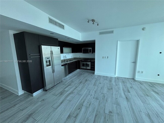 Building Photo - 950 Brickell Bay Dr