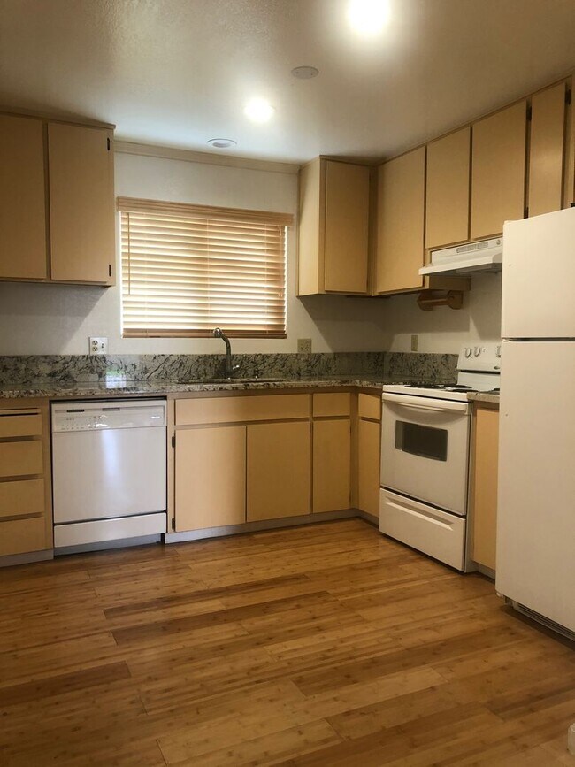 Foto del edificio - LABOR DAY SPECIAL - 2 WEEKS FREE RENT!! Da...