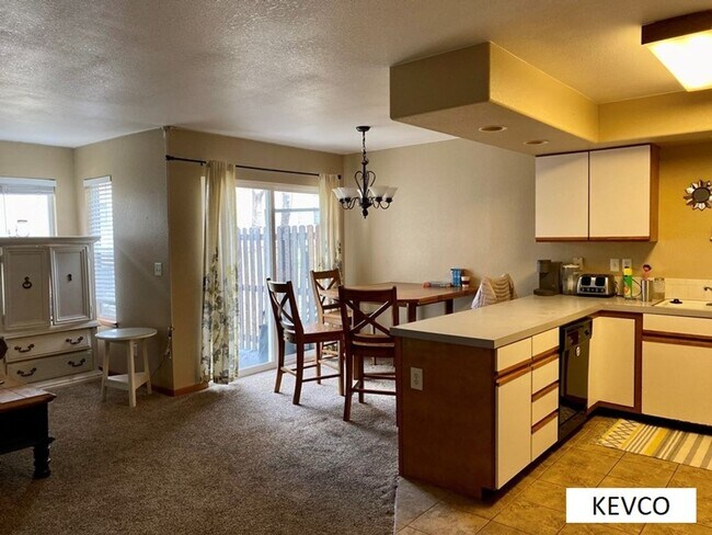 Building Photo - Perfect Townhouse for Roommates!