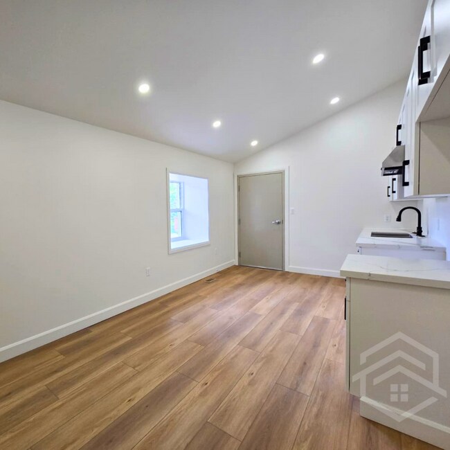 Photo du bâtiment - 1-Bedroom Apartment Available!!