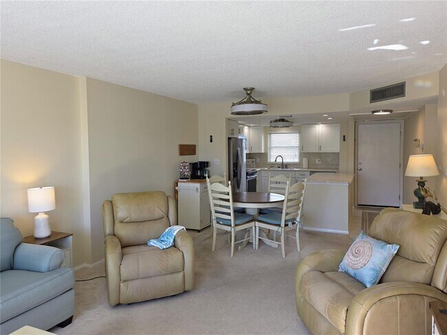 Building Photo - 4650 Cove Cir