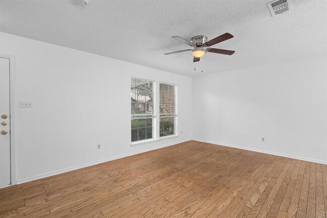 Foto del edificio - 1015 E Yager Ln