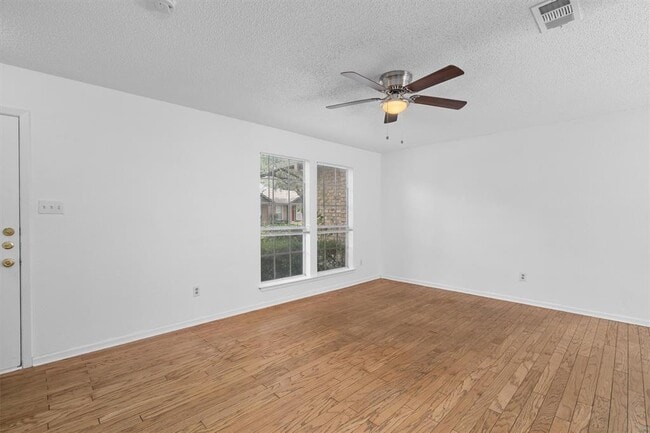 Building Photo - 1015 E Yager Ln