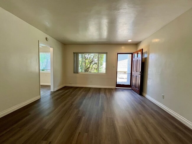 Building Photo - Quaint Downstairs 1 Bedroom in GATED COMMU...