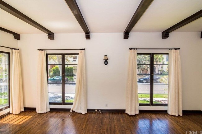 Foto del edificio - 320 N Sycamore Ave