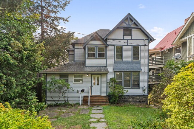 Building Photo - 402 University Ave