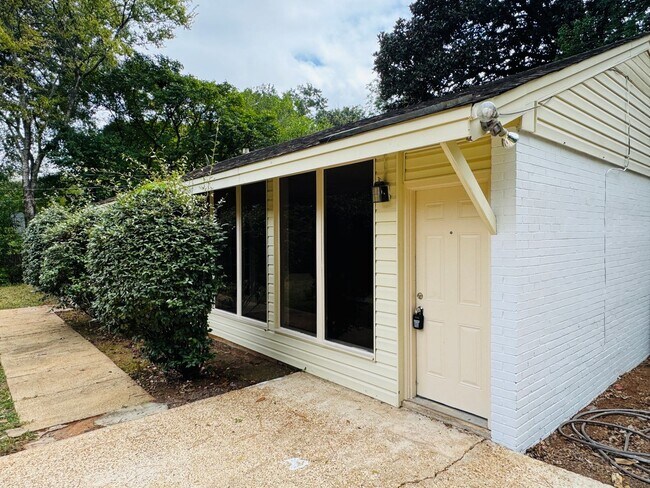 Building Photo - Spacious 3 Bedroom / 2 Bath Home – Designe...