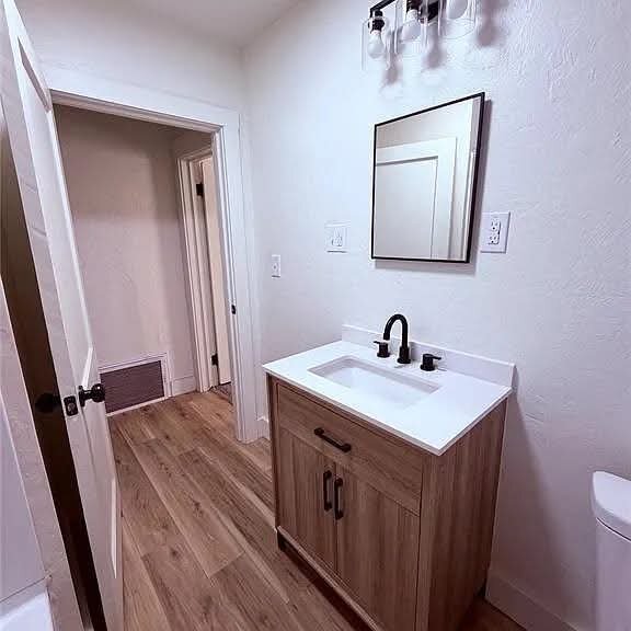 Foto del edificio - 1622 N Louisa Ave