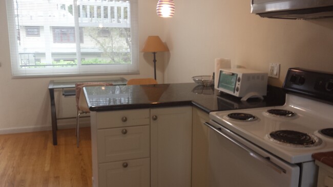 Kitchen w/granite counter top - 357 Hawthorne Ave