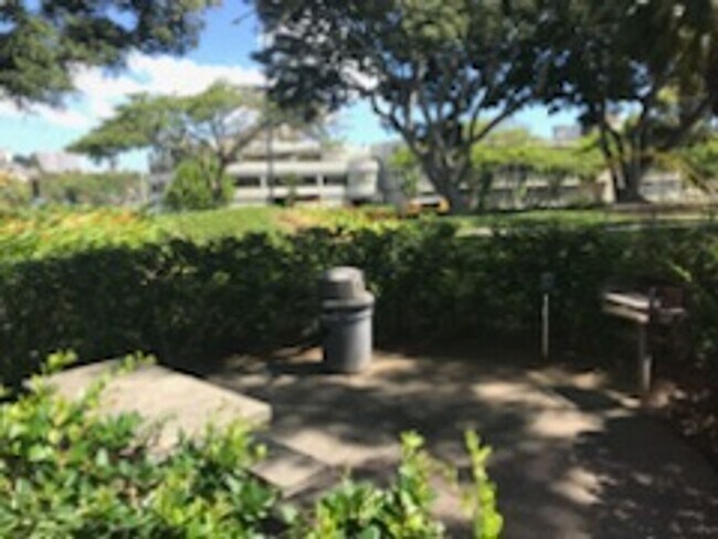 Building Photo - Queen Emma Gardens #P-438