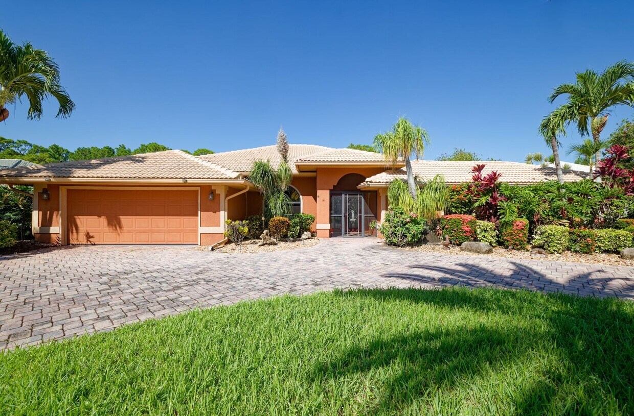 Foto principal - Tranquil Lakefront Living in the Heart of ...