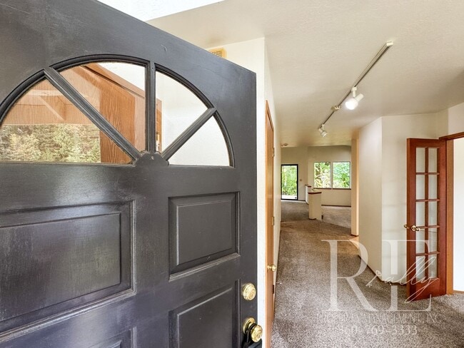 Foto del edificio - Your Charming Rustic Retreat- 3 Bedroom With Wrap-A-Round Yard