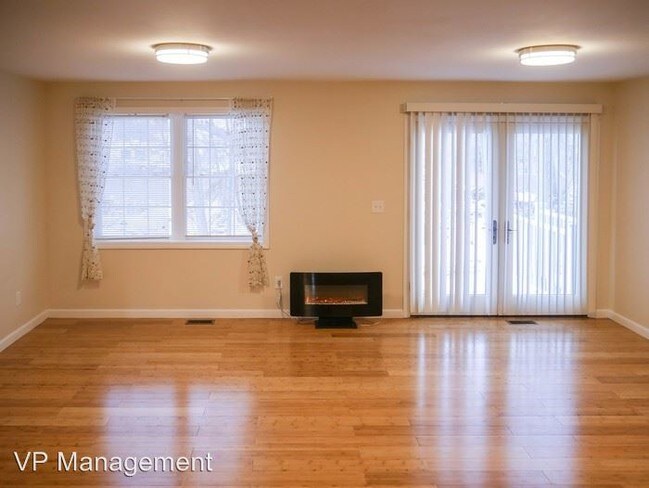 Foto del edificio - 13-15 Sheri Ln