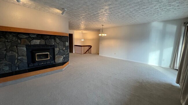 Photo - Beautifully maintained (3) bedroom, (2) ba... Apartment