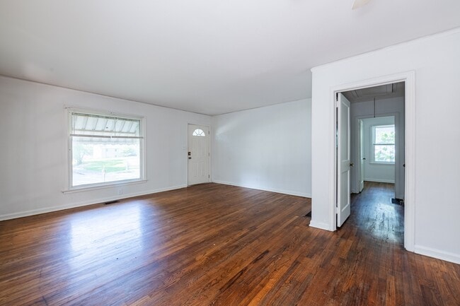 Building Photo - 1555 Venetian Dr SW