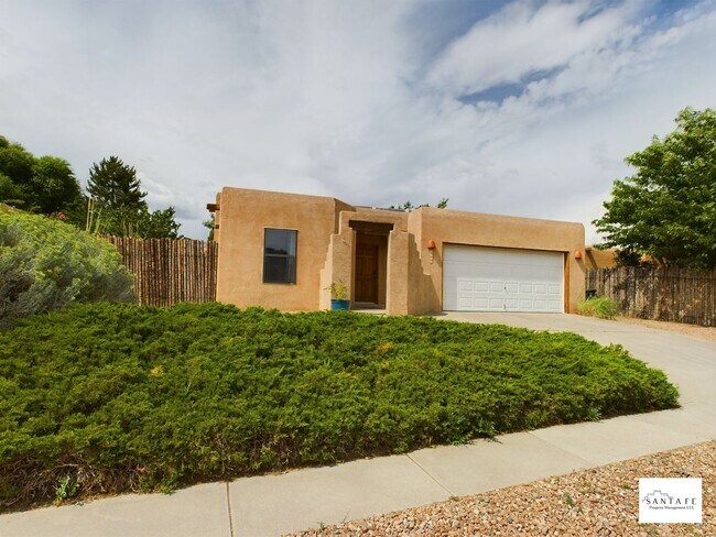 Building Photo - Beautifully Furnished Single Level Home Av...