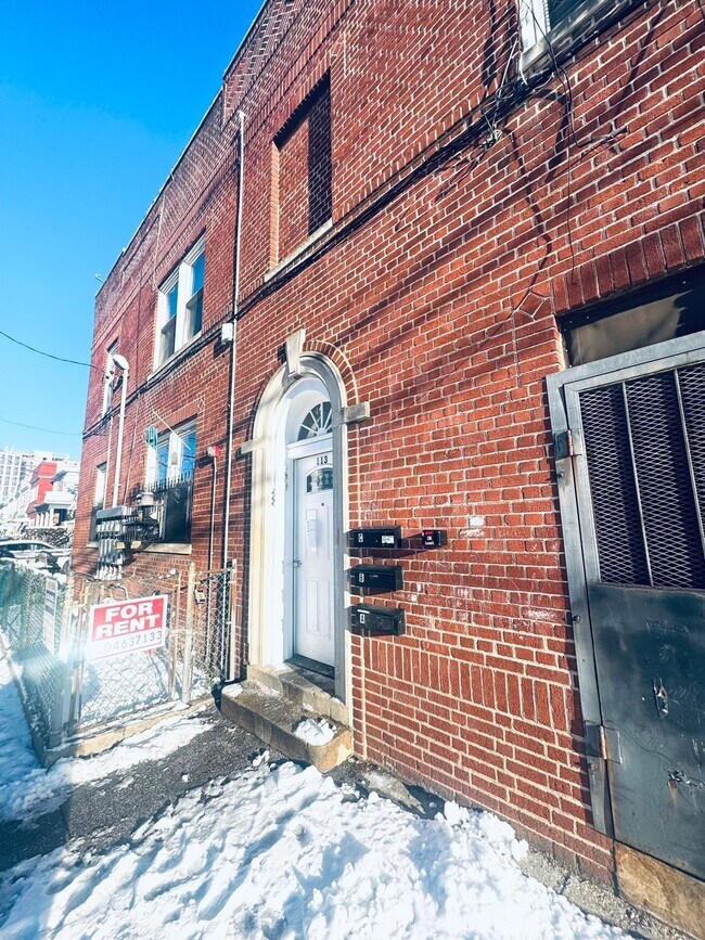 Foto del edificio - 113 Mallory Ave