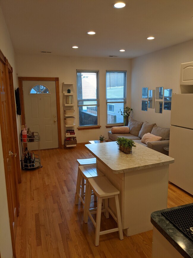 Kitchen/Livingroom - 2425 N Greenview Ave