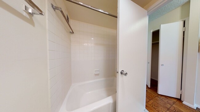 Building Photo - Studio Apartment Available at the Willough...