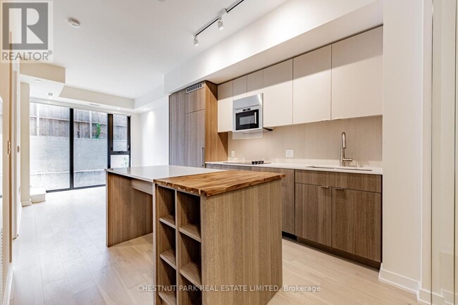 Building Photo - 840 St Clair Ave W