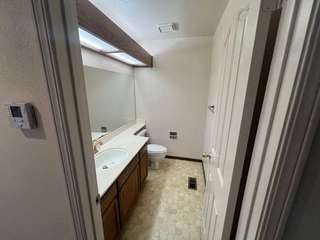 Foto del edificio - Spacious 3 bed 2.5 bath home in Mountain View. Must see!