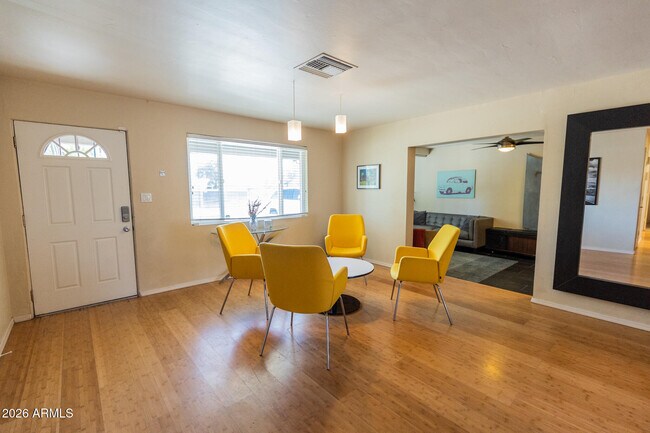 Foto del edificio - 6552 E 2nd St