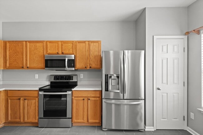 Building Photo - 3 Bedroom Townhome available early June!