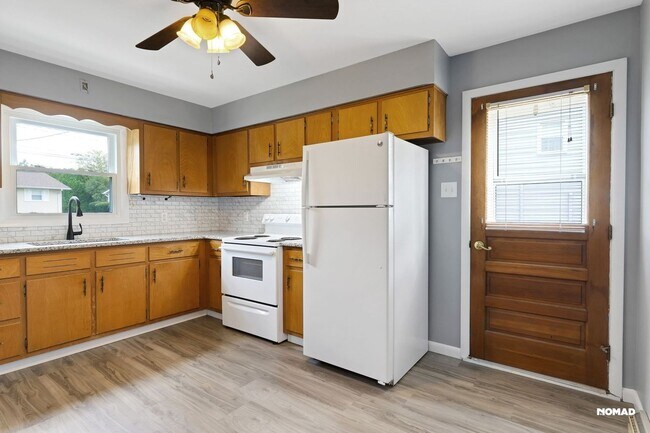 Foto del edificio - Charming Renovated 2-Bedroom home in an Up...