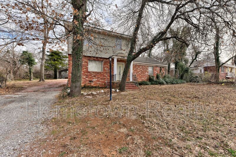 Primary Photo - 2200 N St Luke Ave