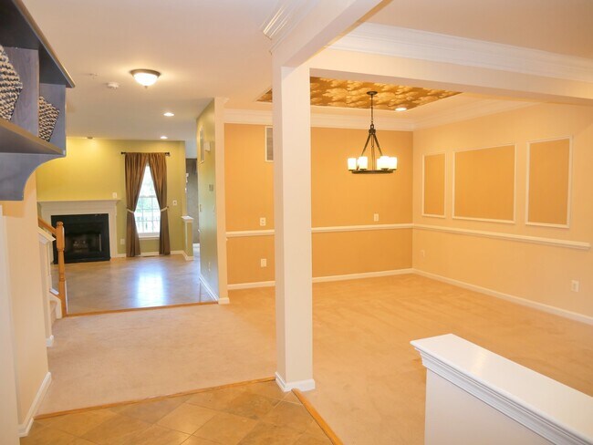 Building Photo - Gorgeous Former Model 4 Bed 2.5 Bath Townh...
