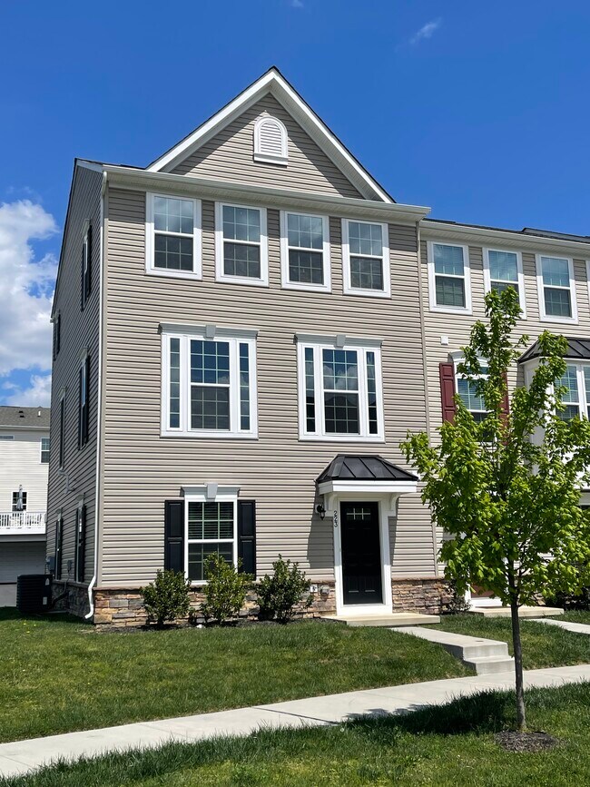 Foto del edificio - 223 Lake Seymour Dr